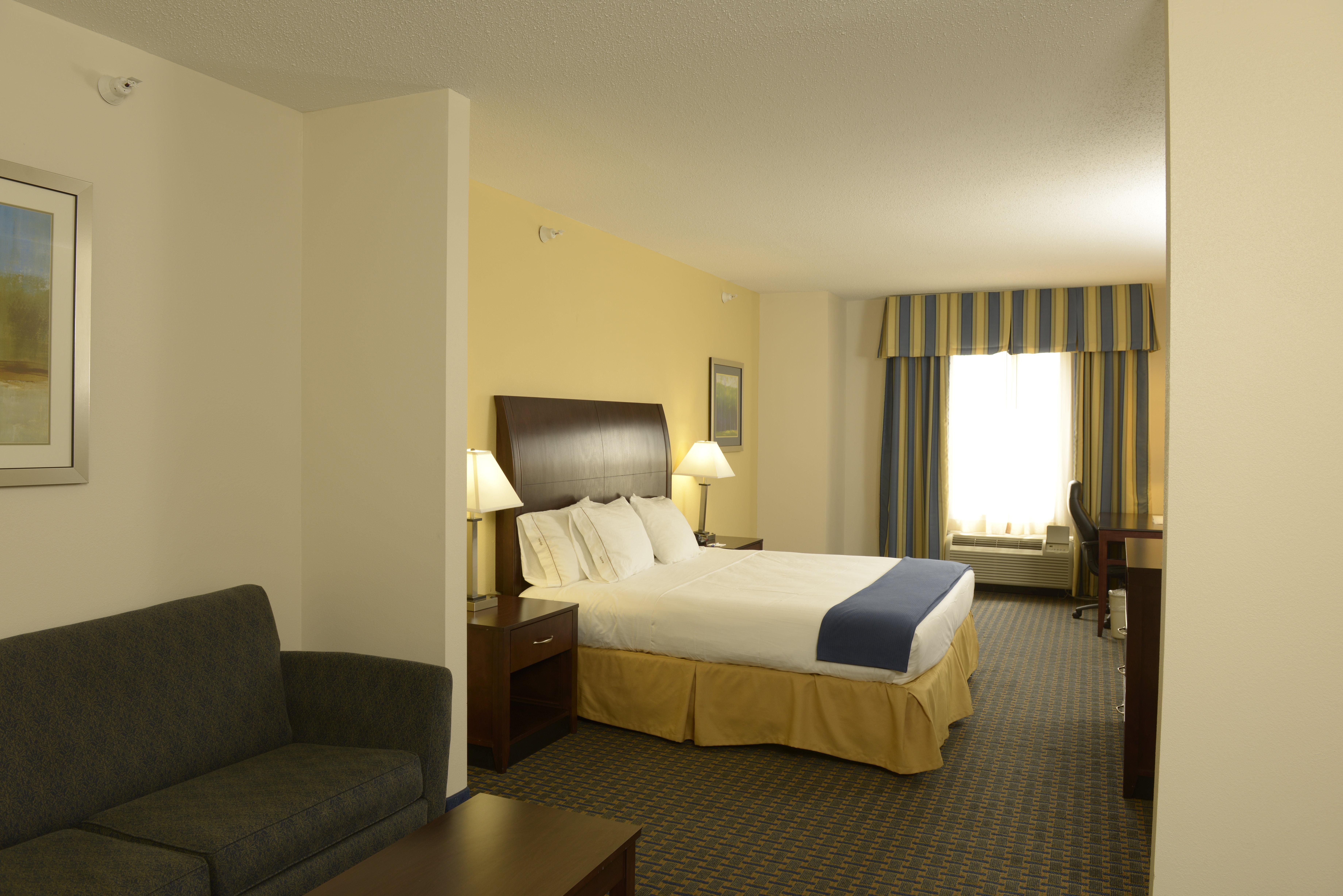 Holiday Inn Express & Suites Wilson-Downtown By Ihg Exterior foto
